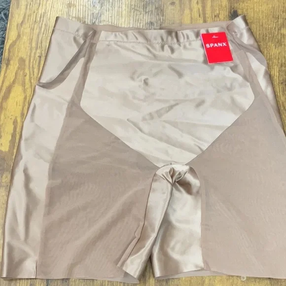 SPANX Booty-Lifting Mid Thigh Short 

U1-24 - Picture 3 of 4